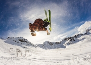 开云体育中国官网-赛道新星与传奇之夜，F1揭幕战切特的持续杀伤力