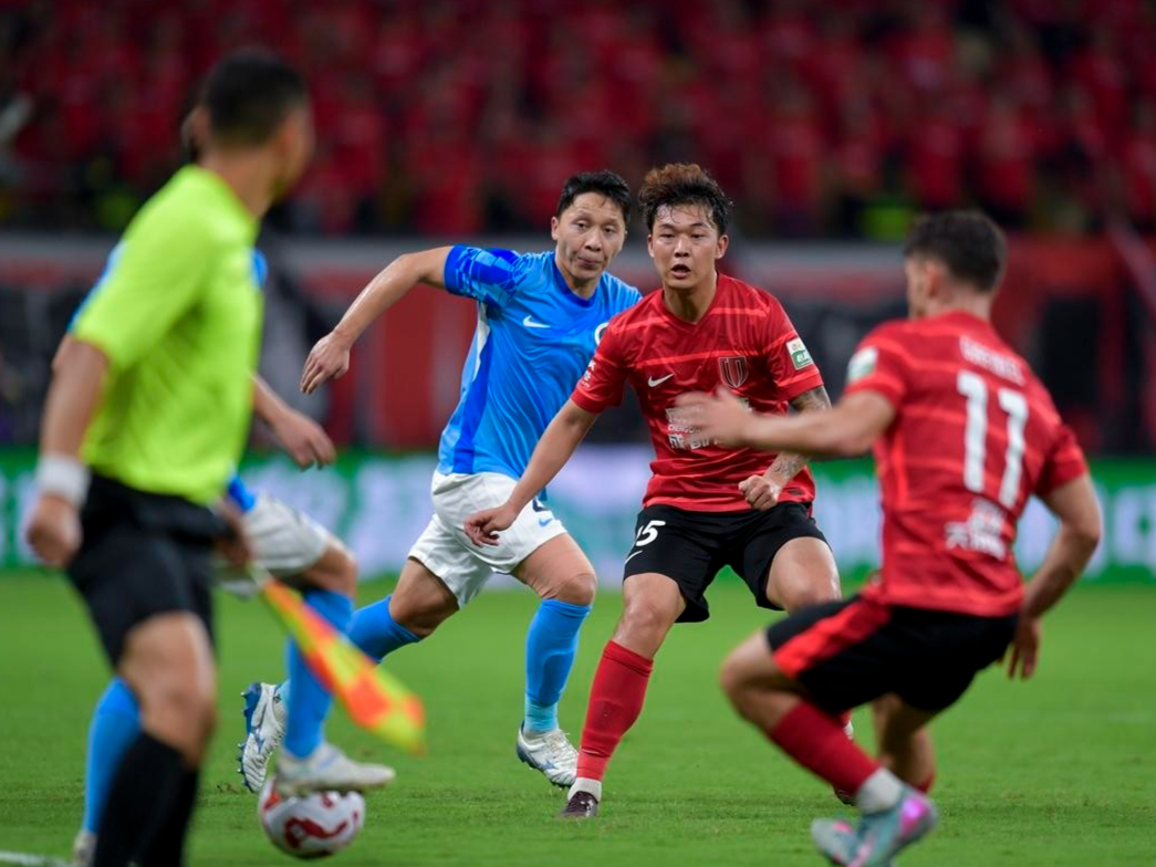 国内足球赛场上一场备受争议的对决引起关注 国内足球赛场上一场备受争议的对决引起关注