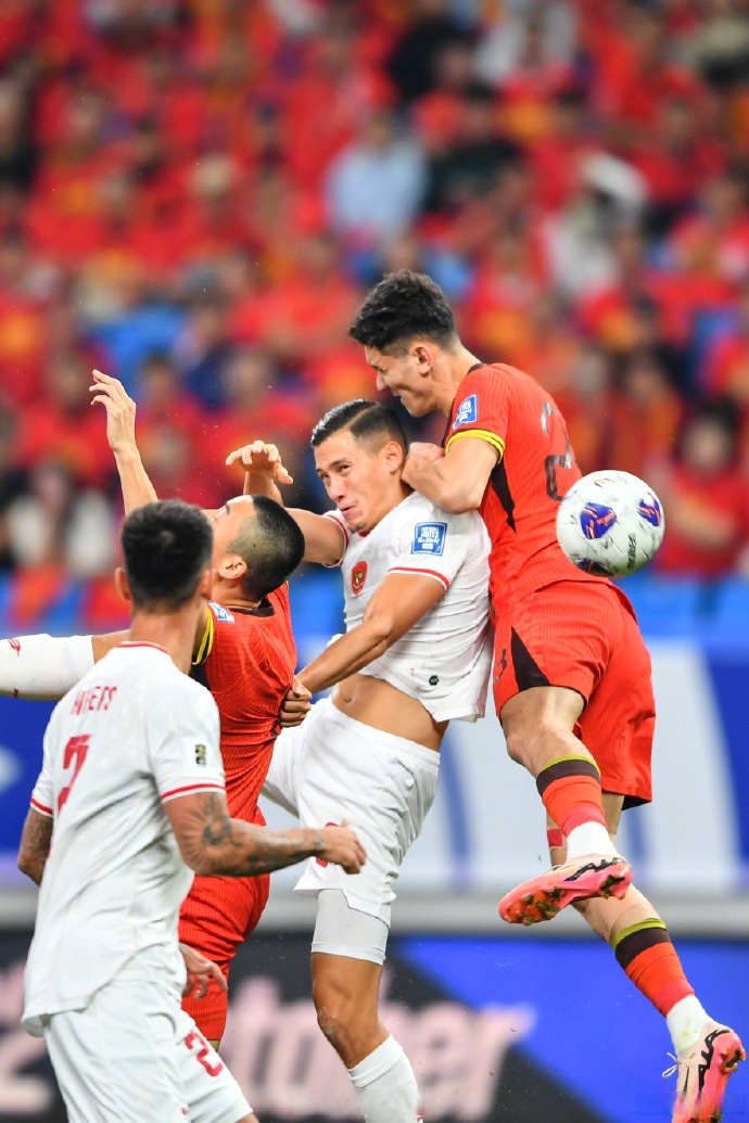 国内足球赛场上一场备受争议的对决引起关注 国内足球赛场上一场备受争议的对决引起关注