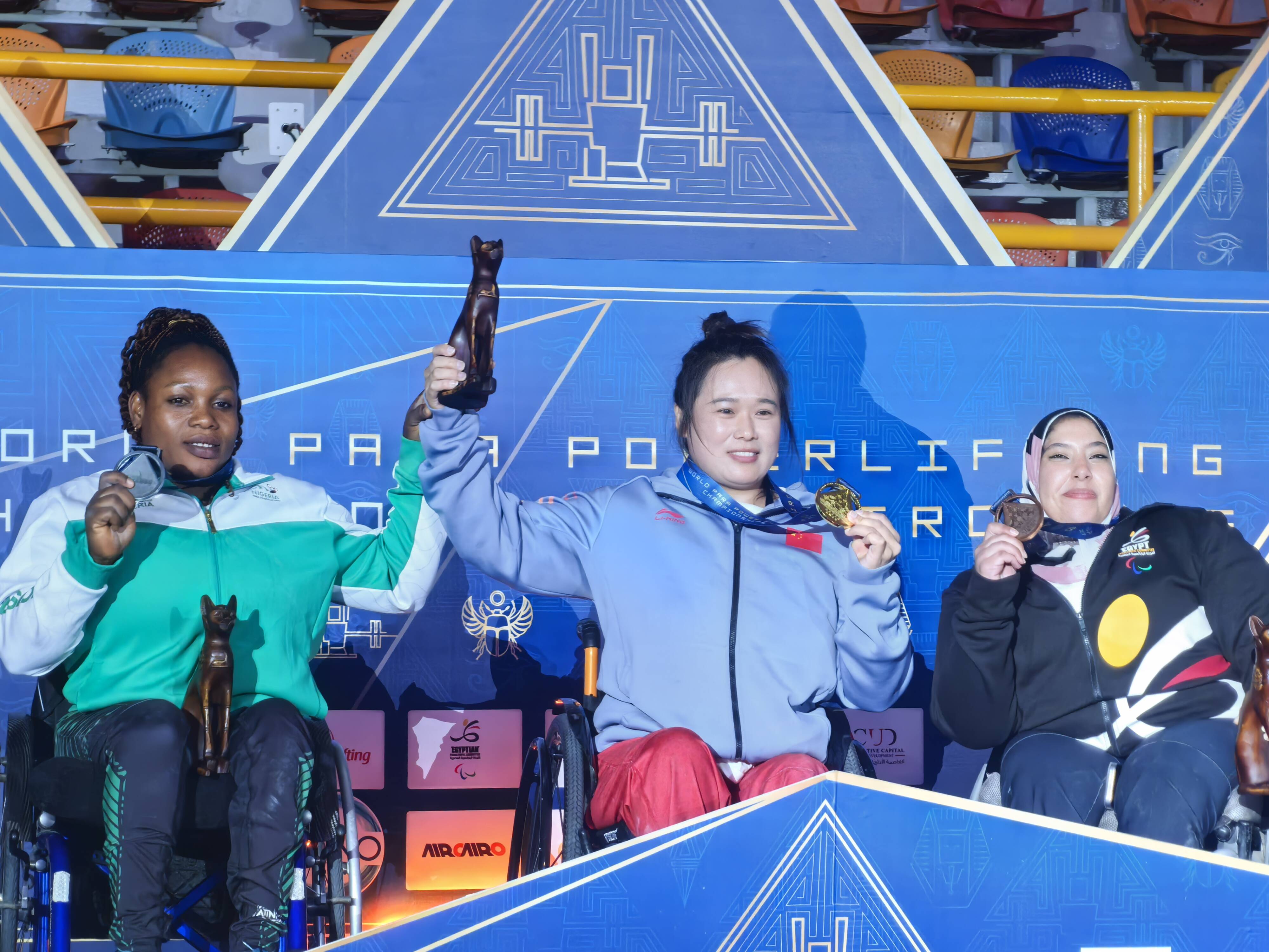 战胜强手,运动员斩获金牌喜获全场欢呼 战胜强手,运动员斩获金牌喜获全场欢呼