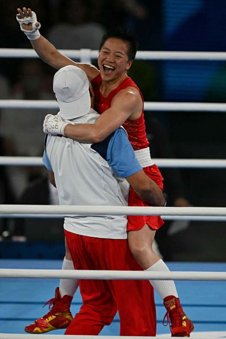 包含拳击赛场上选手激烈交锋火花四溅的词条 包含拳击赛场上选手激烈交锋火花四溅的词条