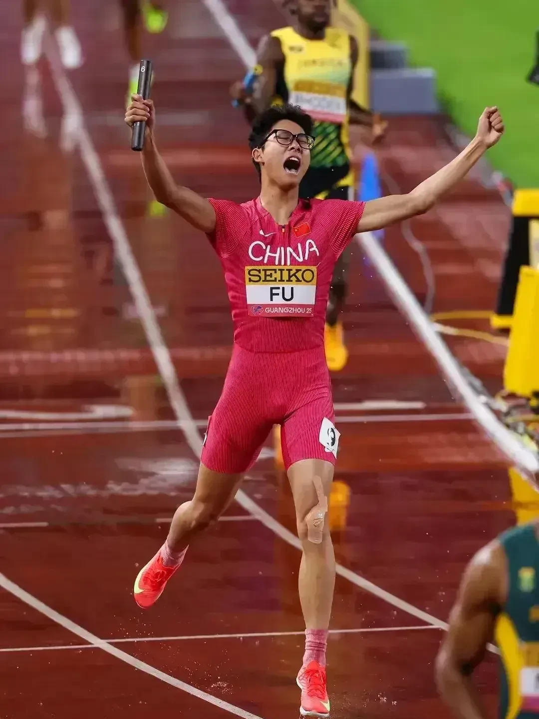 运动员突破个人极限，赛场如火如荼的简单介绍