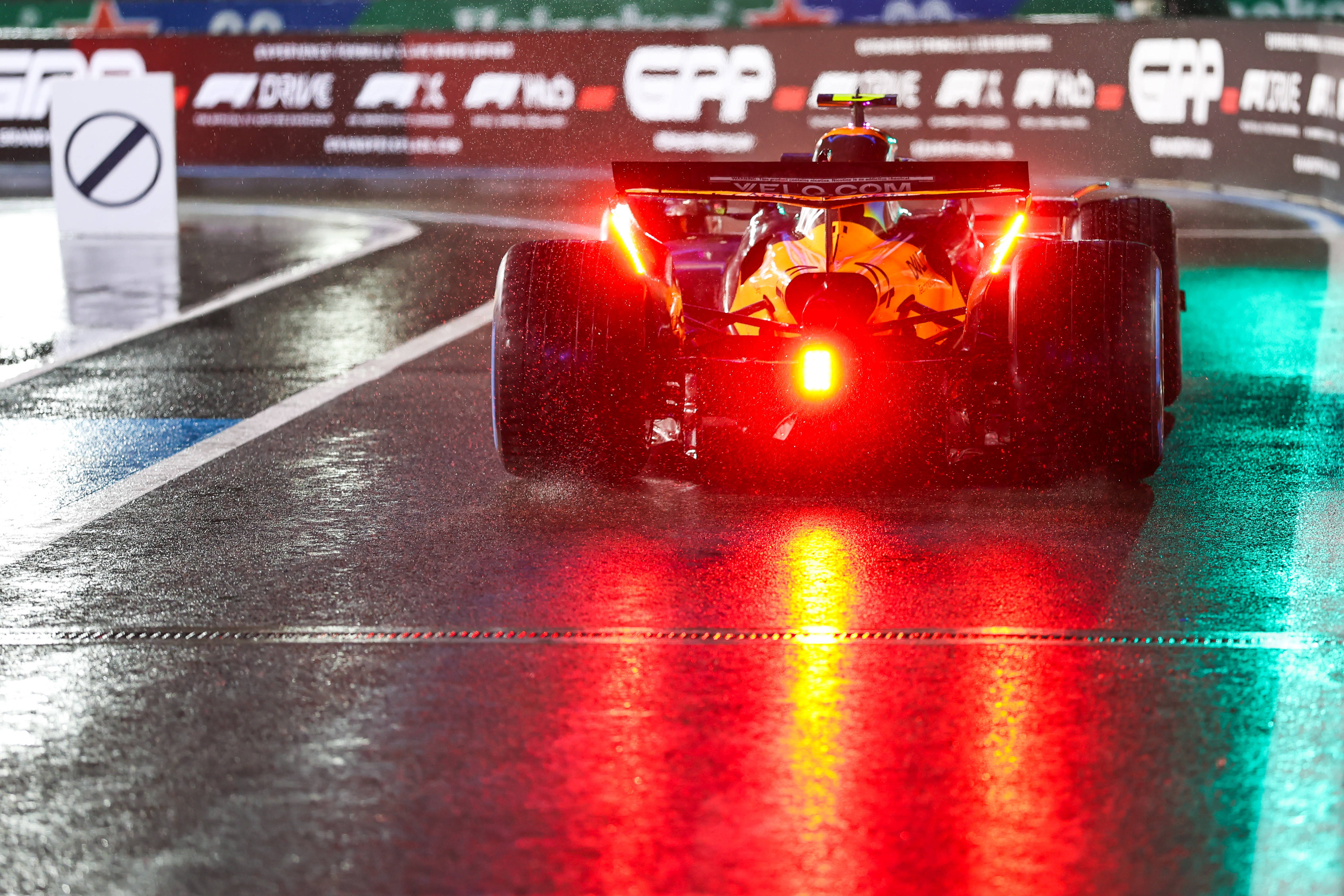 包含威廉姆斯险胜红牛车队，诺里斯惊艳四座的词条