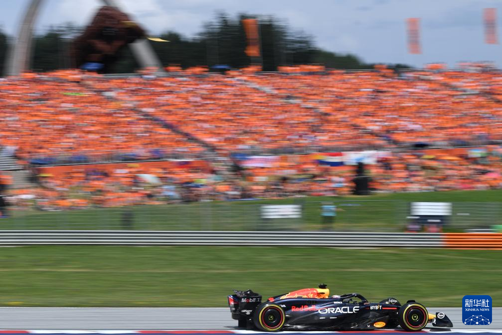 关于红牛车队逆转阿斯顿马丁，拉塞尔高光表现的信息