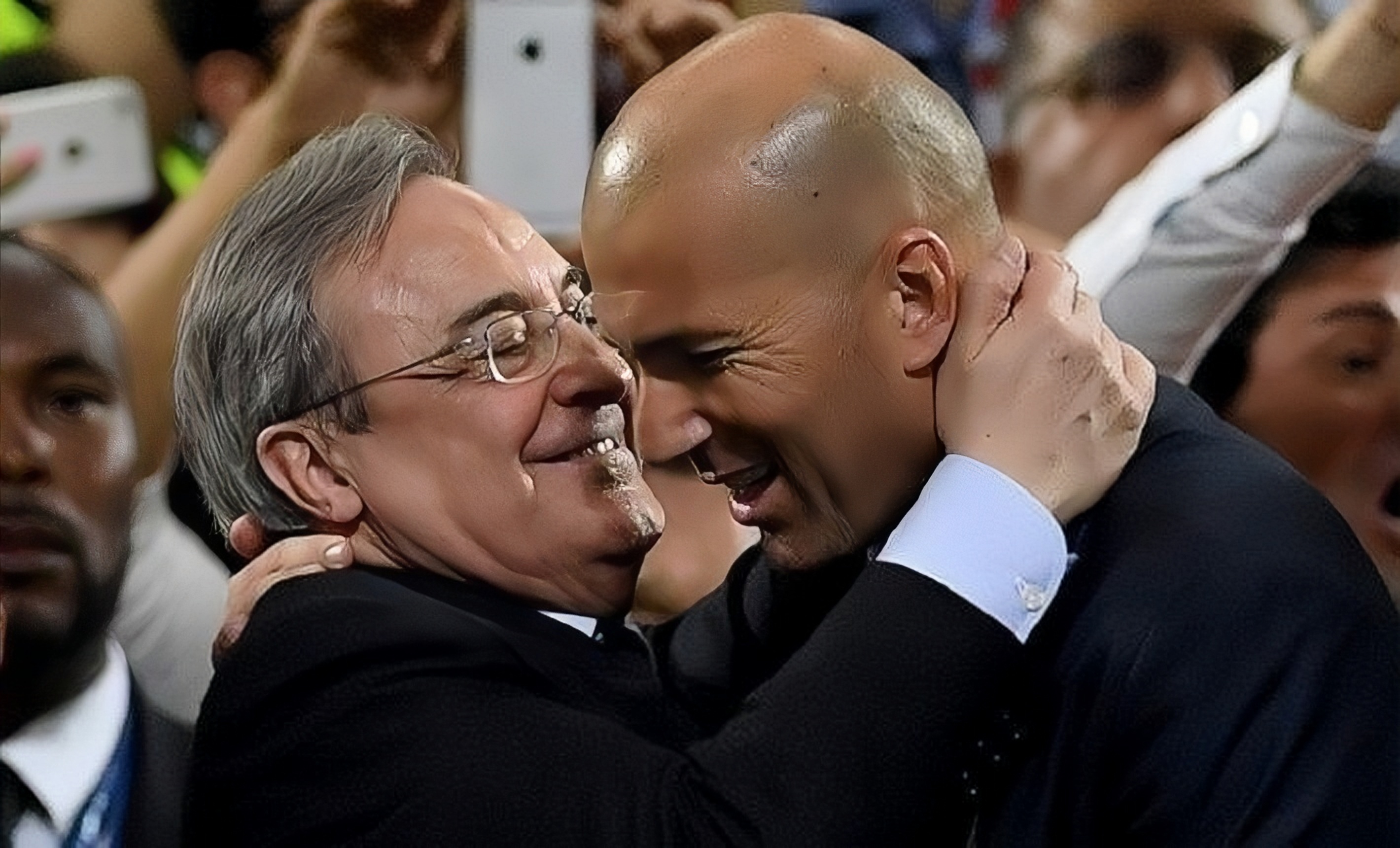 包含皇马主帅齐达内谈帕科-阿尔卡塞尔转会传闻的词条